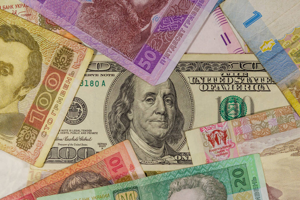 Sata dollaria seteli taustalla Ukrainan hryvnia setelit - Valokuva, kuva