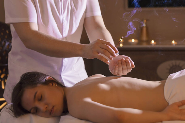 Wellness back massage with coconut oil for a beautiful girl and body treatments - Valokuva, kuva