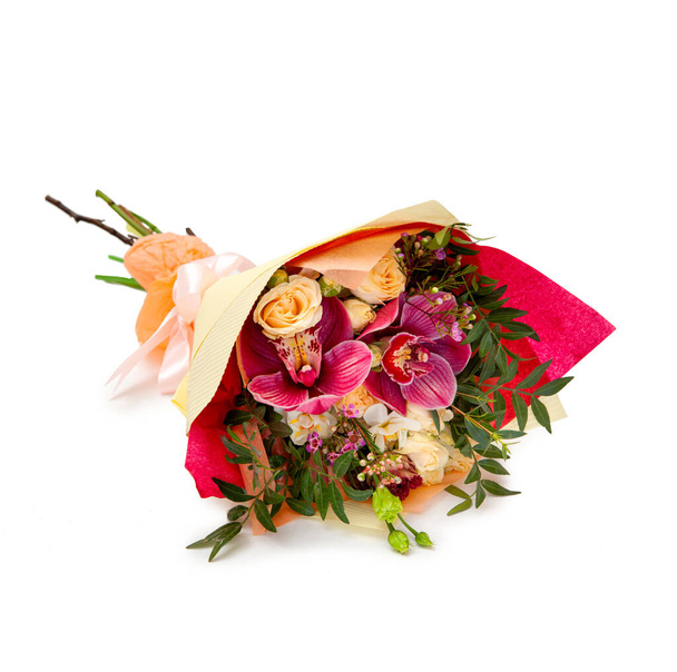 boeket rozen, alstroemeria, anjers, orchideeën in inpakpapier - Foto, afbeelding