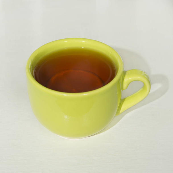 black tea with lime in a green glass cup. serving option - Foto, immagini