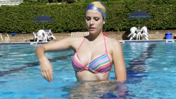 kobieta robi fitness w wodzie - Materiał filmowy, wideo