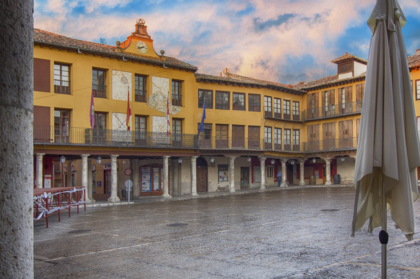 Antigua plaza principal con arcadas después de la lluvia en Tordesillas, Spai
 - Foto, Imagen