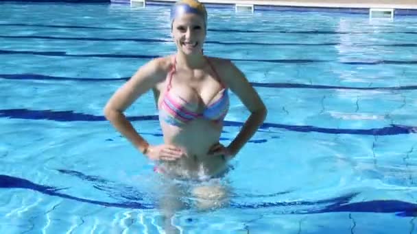 kobieta robi fitness w wodzie - Materiał filmowy, wideo
