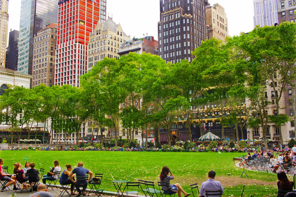 Krásná scéna v Bryant Parku, Manhattan v New Yorku - Fotografie, Obrázek