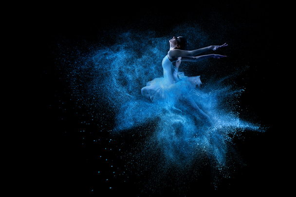 mladá krásná tanečnice, skákání do oblak modrý prášek - Fotografie, Obrázek