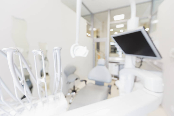 Chaise dentaire vide moderne floue avec équipement professionnel
 - Photo, image