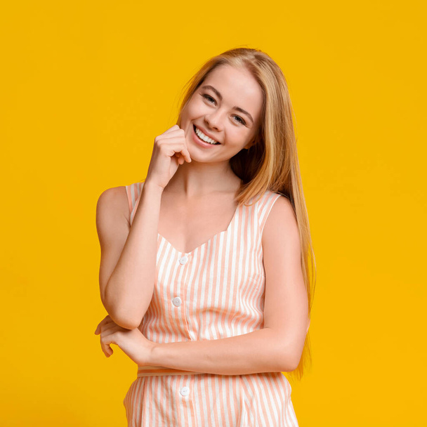 Portret pięknej nastolatki z blond włosami i uroczym uśmiechem - Zdjęcie, obraz
