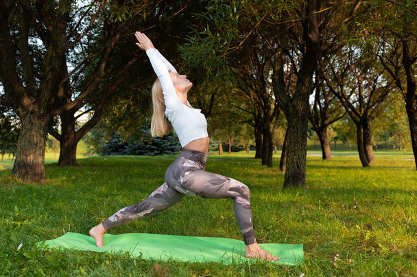 Sportliche Blondine macht Yoga im Park - Foto, Bild