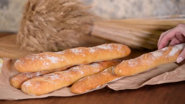Vers gebakken Franse stokbrood op houten tafel. - Video