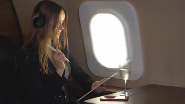 Attractive woman in private jet - Video, Çekim