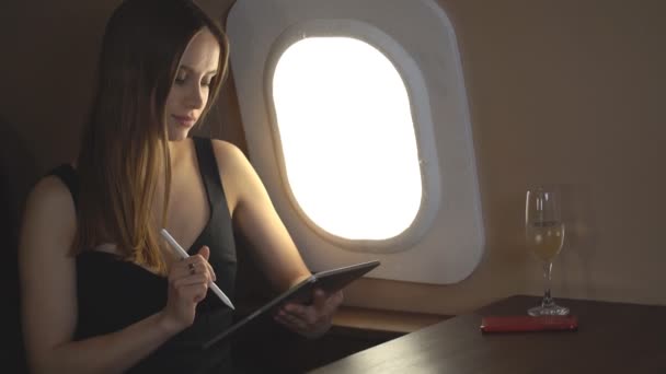 Attractive woman in private jet - Metraje, vídeo