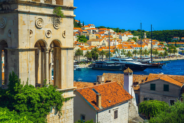 Eski kilise kulesi ve güzel Akdeniz şehir manzarasıyla göz kamaştırıcı bir manzara. Hvar, Hvar adası, Dalmaçya, Hırvatistan ve Avrupa 'da lüks yatları olan liman - Fotoğraf, Görsel