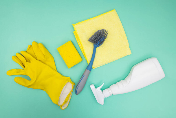 Cleaning tools and supplies on green background, top view. - Foto, Bild