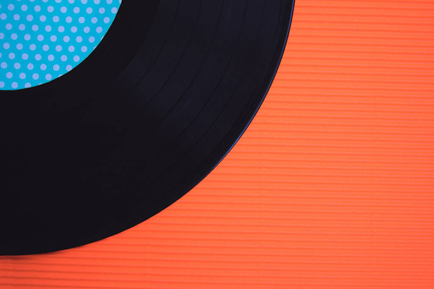 Zwarte muziek vinyl op een rode achtergrond bovenaanzicht horizontale fotografie - Foto, afbeelding