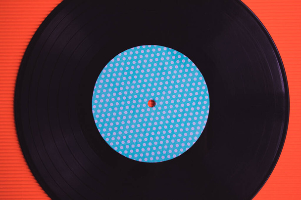 Fekete zenei bakelit egy piros háttér felső nézet vízszintes fotózás - Fotó, kép