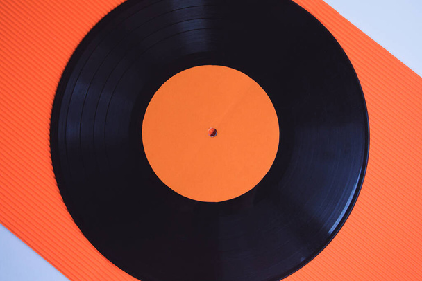 Černá hudba vinyl na červeném pozadí horní pohled horizontální fotografie - Fotografie, Obrázek