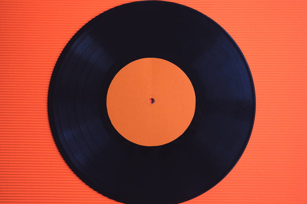 Vinyle de musique noir sur fond rouge vue de dessus photographie horizontale
 - Photo, image
