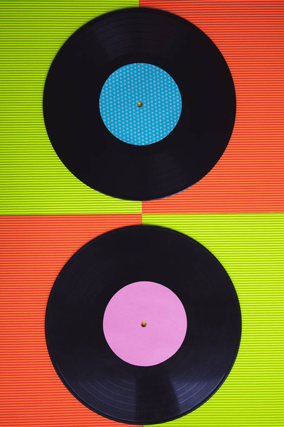 Fekete vinyl rendezett egy piros és zöld háttér felülről nézve - Fotó, kép