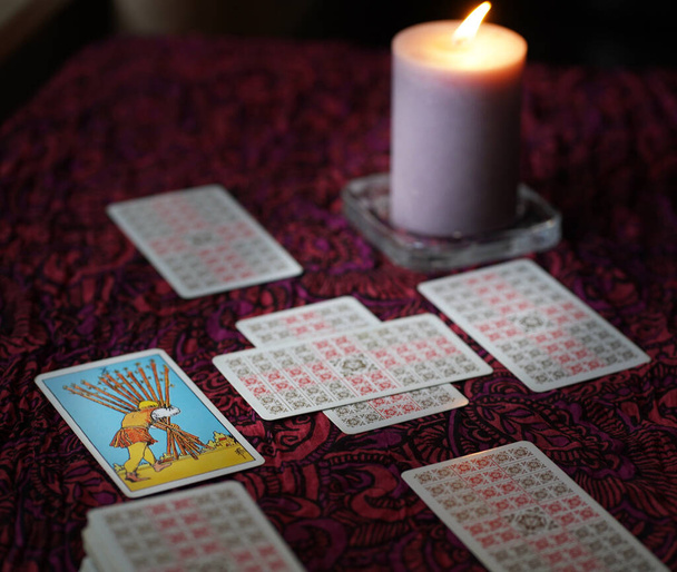Defocused mystic ritual with tarot cards, and candles.  - Foto, afbeelding