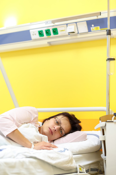 sad middle-aged woman lying in hospital - Foto, Bild