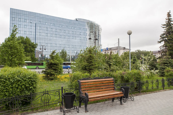 Tyumen, Russia, May 15, 2020: Modern office buildings on the central street of Tyumen. - Foto, afbeelding