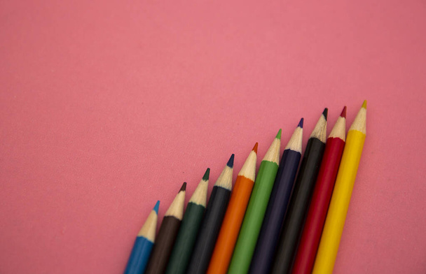 Pembe arka planda çok renkli kalemler. Metin için yer - Fotoğraf, Görsel