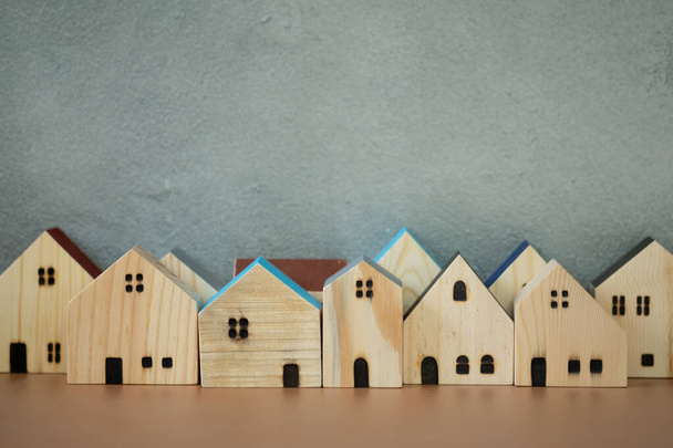 Miniatur-Holzhäuser. Bausteine reihenweise angeordnet. Selektiver Fokus - Foto, Bild