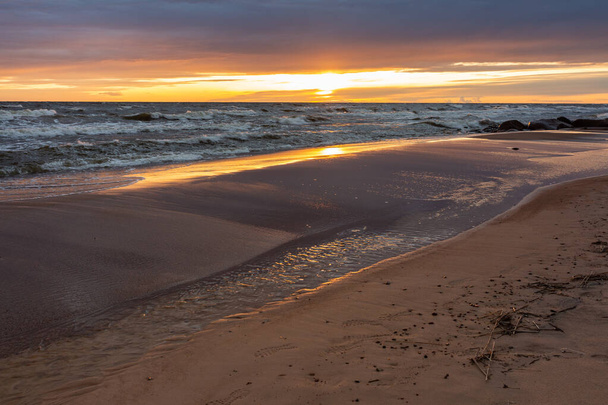 Πόλη Tuja, Λετονία. Βαλτική θάλασσα με βράχια και άμμο. Φωτογραφία ταξιδιού16.05.2020 - Φωτογραφία, εικόνα