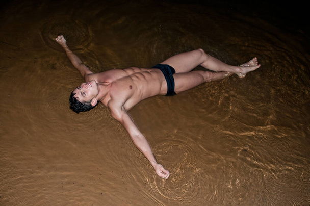 Musculado modelo masculino posando no lago - Foto, Imagem