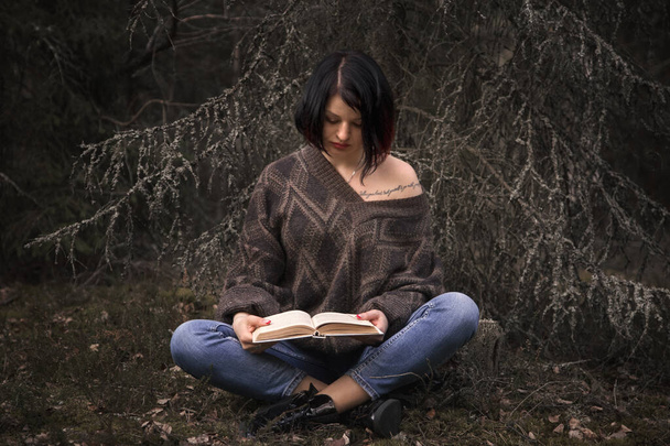 giovane donna che legge un libro - Foto, immagini