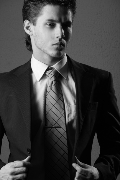 Modelo masculino posando en estudio en un traje
 - Foto, imagen