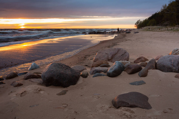 Tuja város, Lettország. Balti-tenger sziklákkal és homokkal. Utazási fénykép.16.05.2020 - Fotó, kép