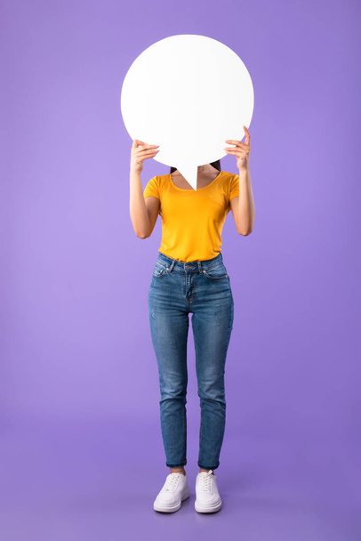 Retrato de una joven sosteniendo la burbuja del habla
 - Foto, imagen