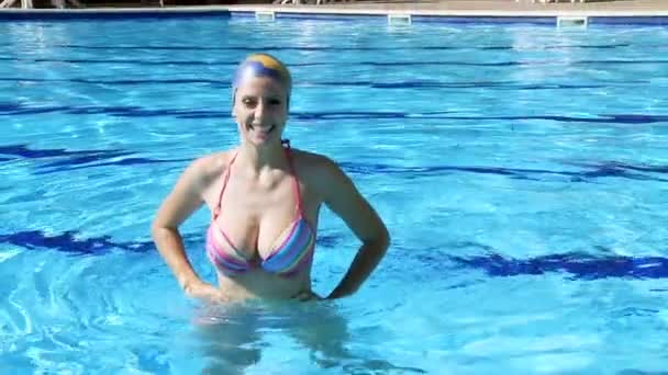 ταιριάζει γυναίκα κάνει γυμναστική στο νερό - Πλάνα, βίντεο