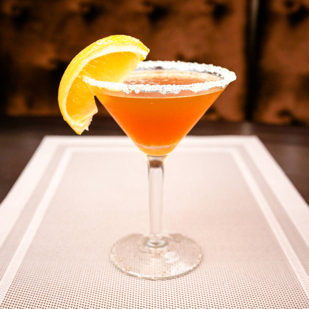 Cocktail in un bicchiere con limone e zucchero
 - Foto, immagini