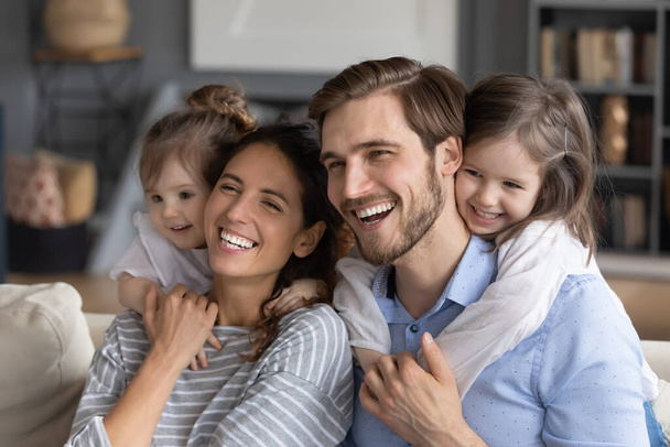 Счастливая семья с маленькими детьми обнимаются дома
 - Фото, изображение