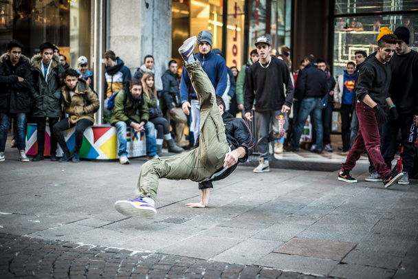 Breakdancer guys in Milan dancing in the street - Foto, imagen