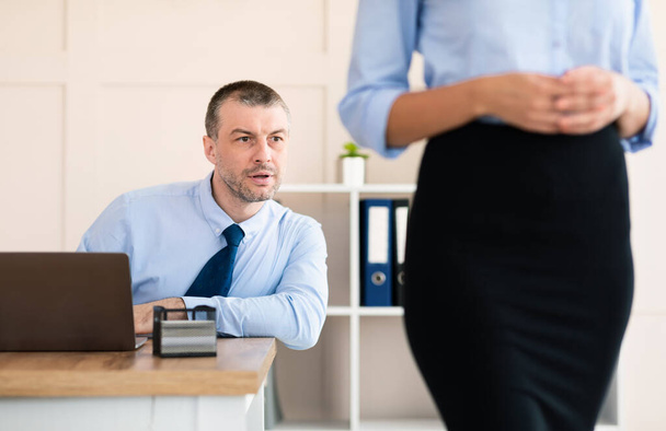 Похотливый бизнесмен пялится на сидящих в офисе коллег-женщин
 - Фото, изображение