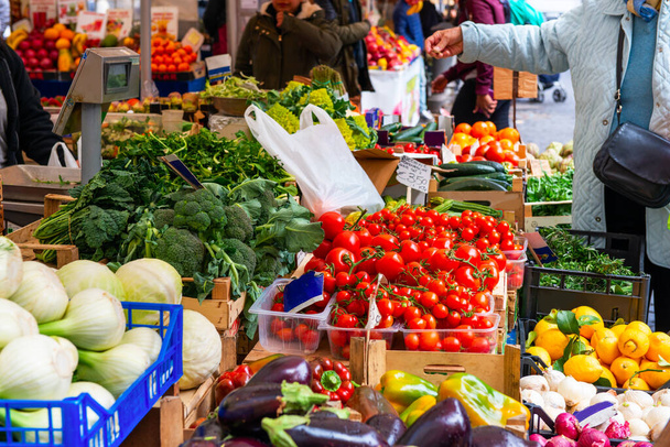 Zöldség- és gyümölcspiac Olaszországban. Mezőgazdasági étel. Friss ökológiai termékek. Vásárolni a szabadtéri olasz piacon lehet. - Fotó, kép