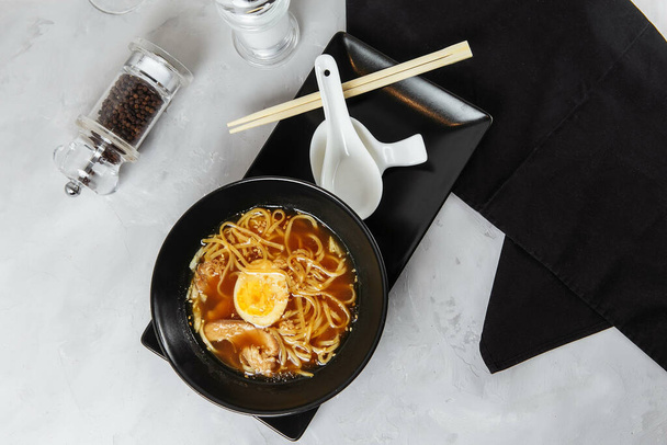 Nudelschüssel Ramen mit Huhn und Ei, japanisches Essen. Chinesische Küche. Thailändische Küche. Asiatisches Fast Food. - Foto, Bild