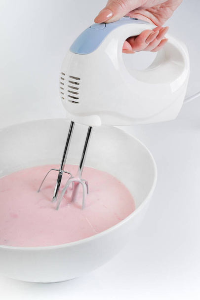  αναδεικνύει ροζ κρέμα για κέικ. μικρές συσκευές για την κουζίνα.                         - Φωτογραφία, εικόνα