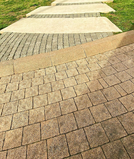 Конкретна текстура тротуарної плитки корисна як фон
 - Фото, зображення