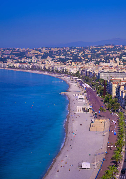 La Promenade des Anglais sul Mar Mediterraneo a Nizza, Francia lungo la Costa Azzurra
. - Foto, immagini