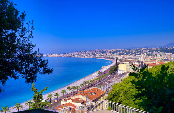 The Promenade des Anglais on the Mediterranean Sea at Nice, Franciaország a francia Riviéra mentén. - Fotó, kép