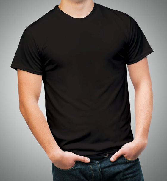 Μαύρο μπλουζάκι σε έναν νεαρό. - Φωτογραφία, εικόνα