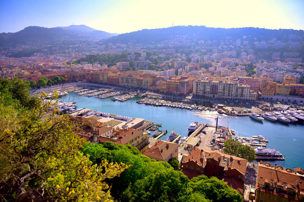 Luftaufnahme des Hafens von Nizza am Mittelmeer bei Nizza, Frankreich entlang der französischen Riviera. - Foto, Bild