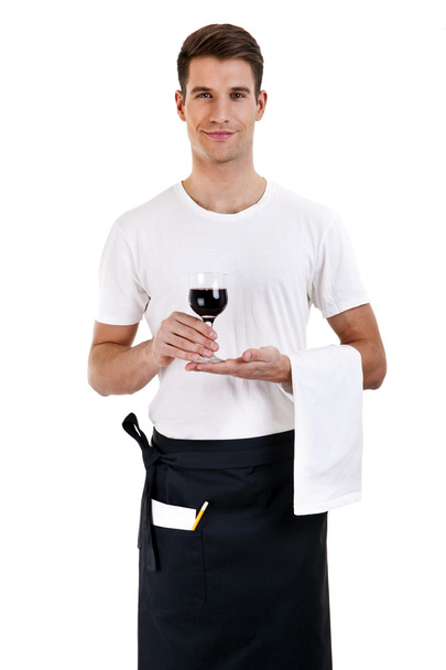 Lächelnder Kellner, der Rotwein serviert. isoliert auf weißem Hintergrund - Foto, Bild
