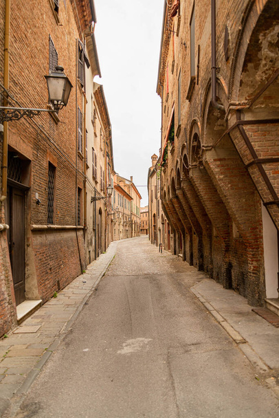 Hangulatos keskeny utca Ferrara, Emilia-Romagna, Olaszország. Ferrara egy történelmi középkori város. - Fotó, kép