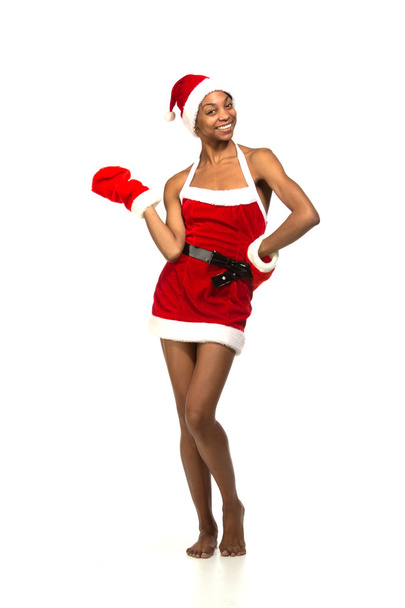 Рождественская афро-американка в шляпе Санты улыбается
 - Фото, изображение