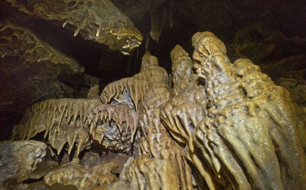 Ubicación-Rusia, Territorio de Krasnodar. Isichenko cueva, increíble en belleza e inaccesible para los fans, es uno de los más largos en el Cáucaso. Espeleología extrema
. - Foto, imagen